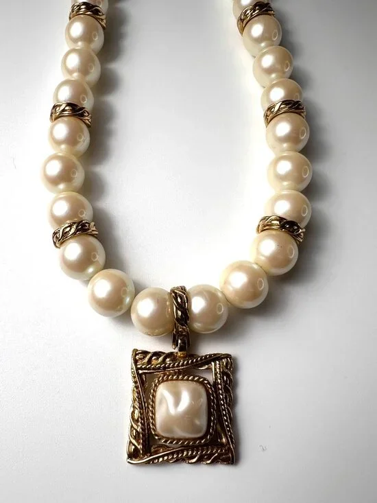 GIVENCHY Vintage Pearls Baroque Square Pendant Large White Necklace - Picture 11 of 16
